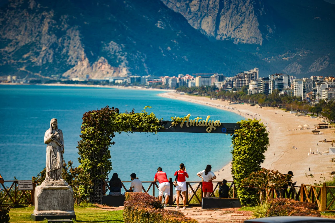 Antalya’da Aile Tatili İçin Kiralık Araç Nasıl Seçilir?